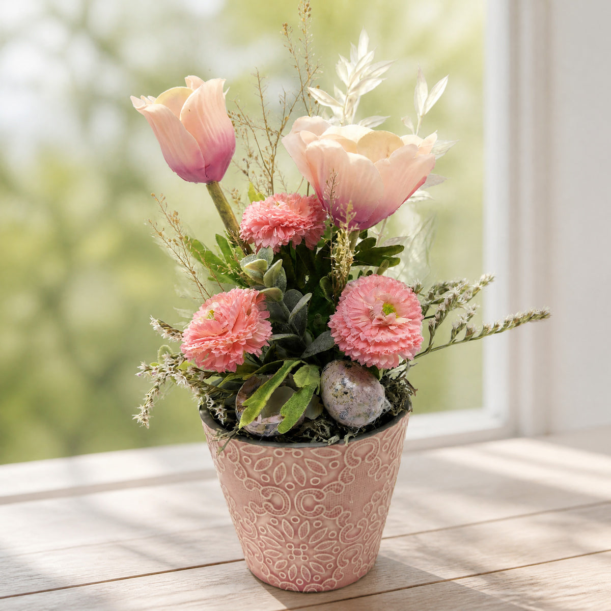 Szene Seidenblumengesteck Ostergesteck Anemone Bellis Eier rosa