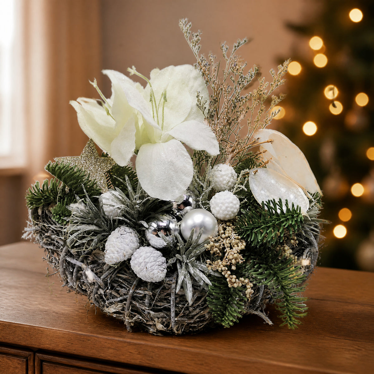 Szene Weihnachtsgesteck Wintergesteck Lilie Kugeln Zapfen Stern Tanne weiß