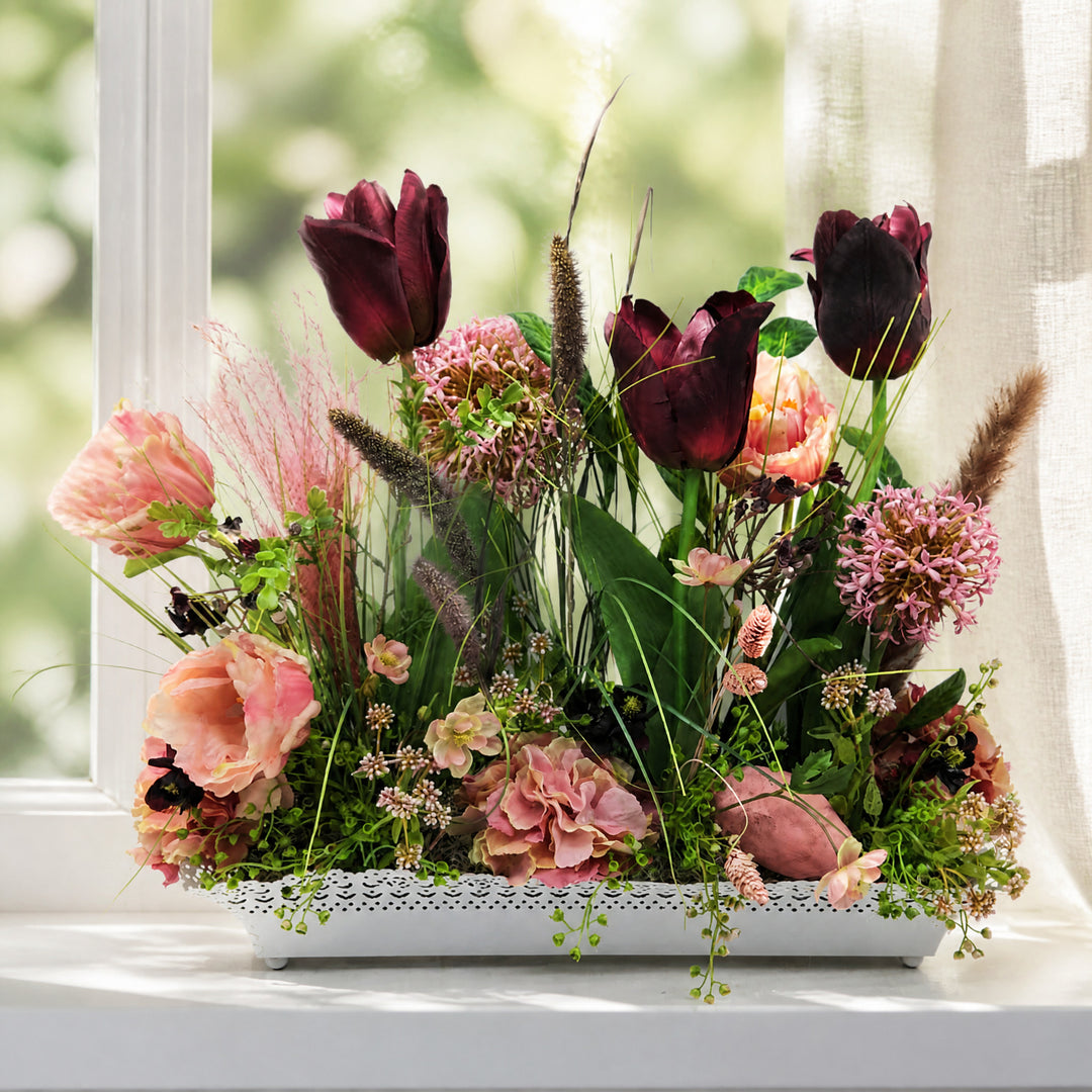 Szene Tischgesteck Sommergesteck Tulpen Allium Gräser rosa bordeaux