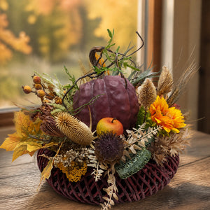 Szene Herbstgesteck Kürbis Apfel Sonnenblume Beeren Gräser lila gelb