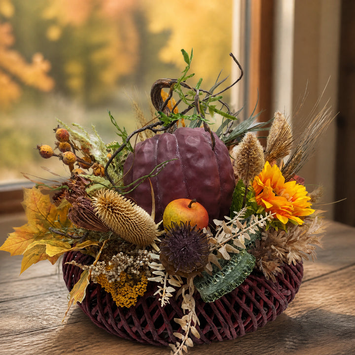 Szene Herbstgesteck Kürbis Apfel Sonnenblume Beeren Gräser lila gelb