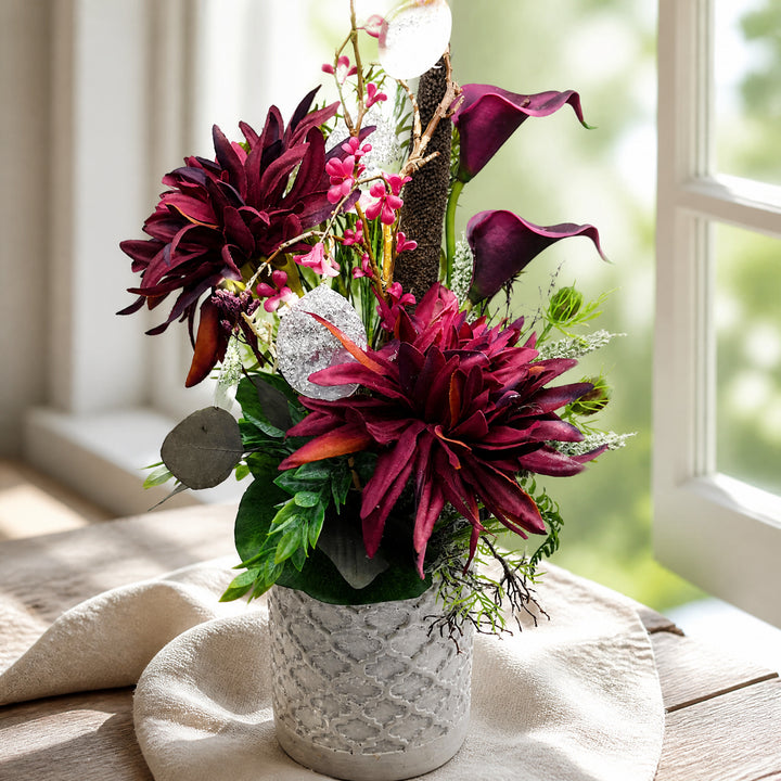 Szene Sommergesteck Chrysanthemen Calla Silberblatt bordeaux pink