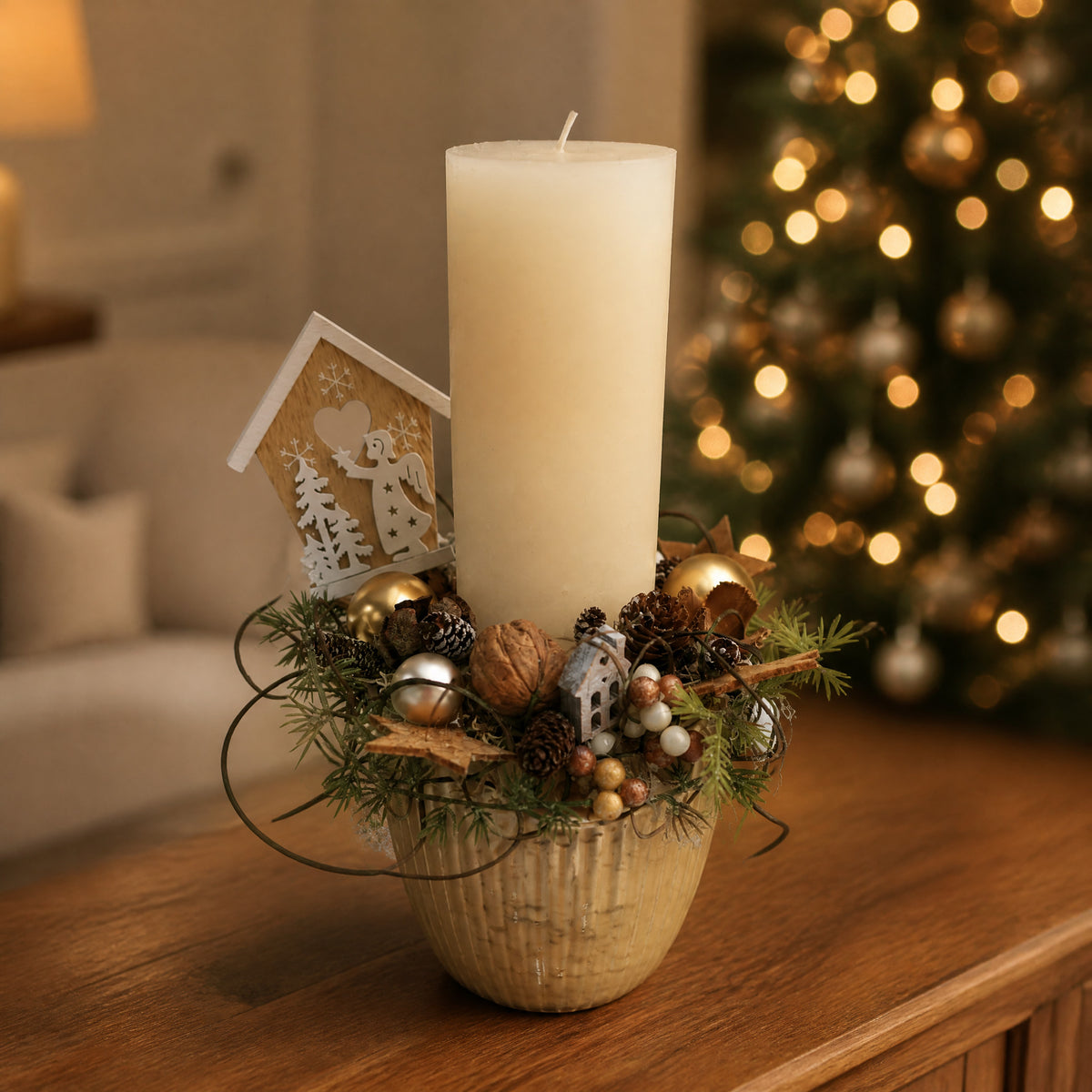 Szene Wintergesteck Weihnachtsgesteck Tischgesteck Kerze Nuss Kugel gold creme