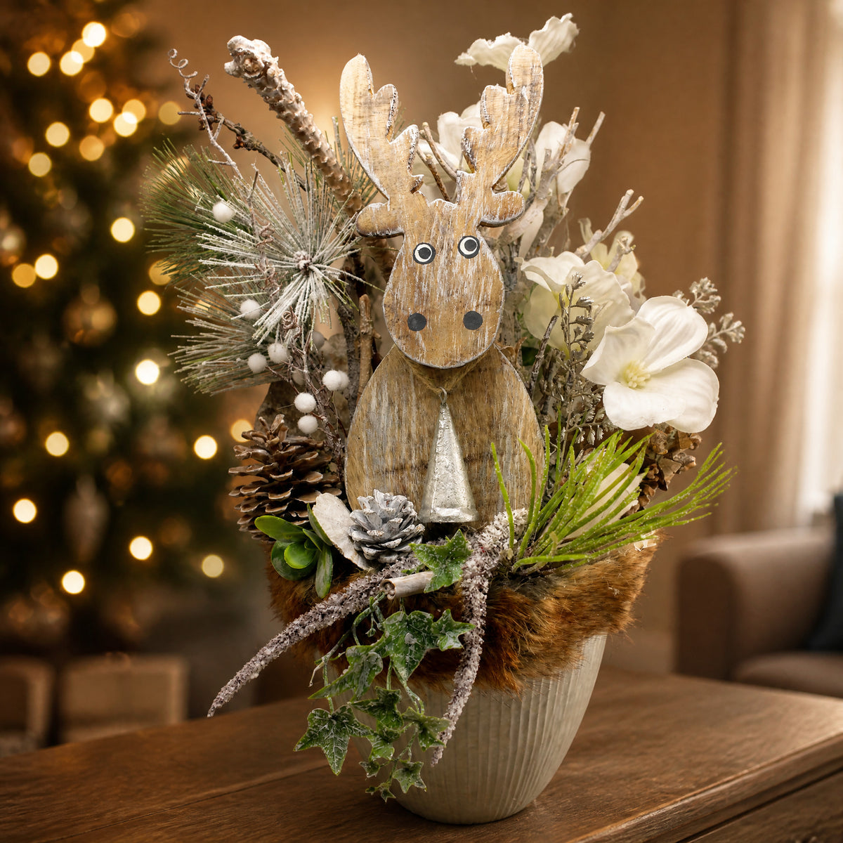 Szene Wintergesteck Weihnachtsgesteck Elch Blüten Zapfen Efeu Kiefer weiß