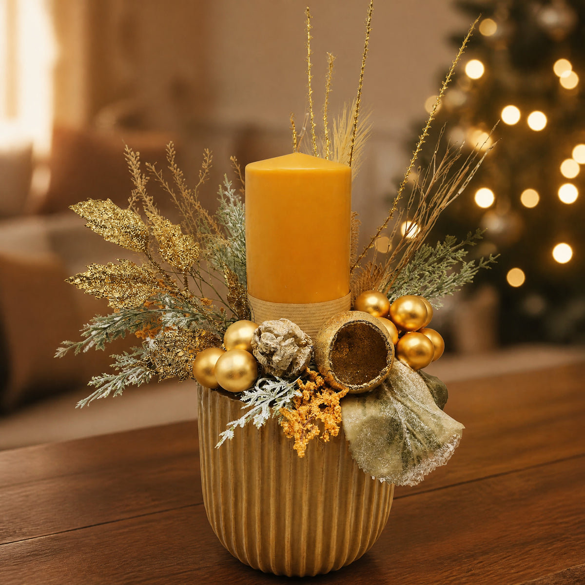 Szene Weihnachtsgesteck Kerze Kugeln Blätter ocker gold Wintergesteck