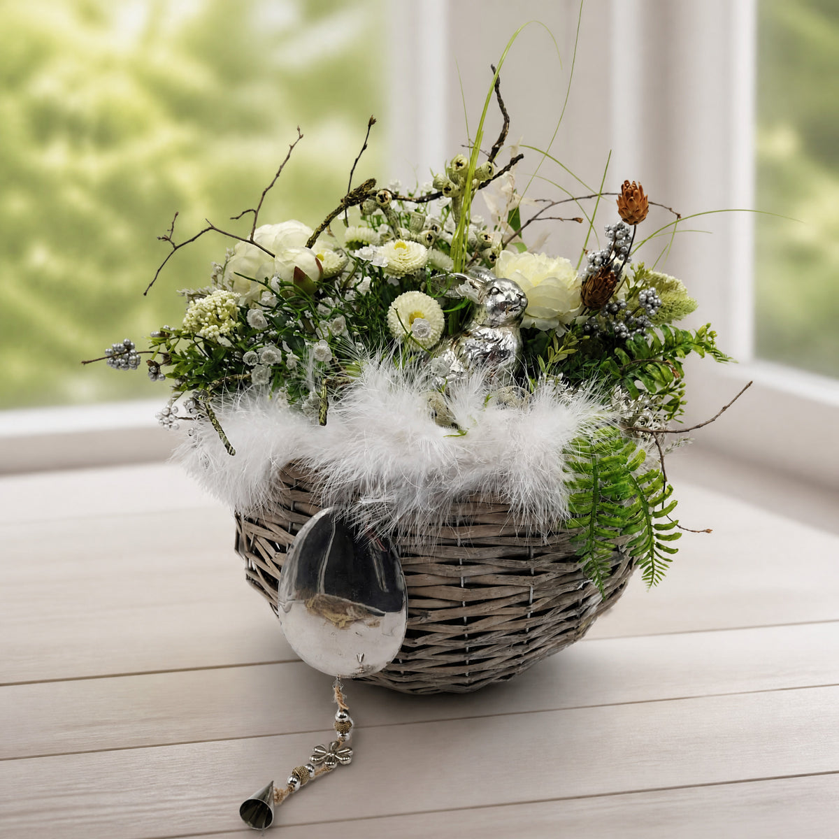Szene Wandgesteck Ostergesteck Frühlingsgesteck Hase Bellis Korb weiß silber