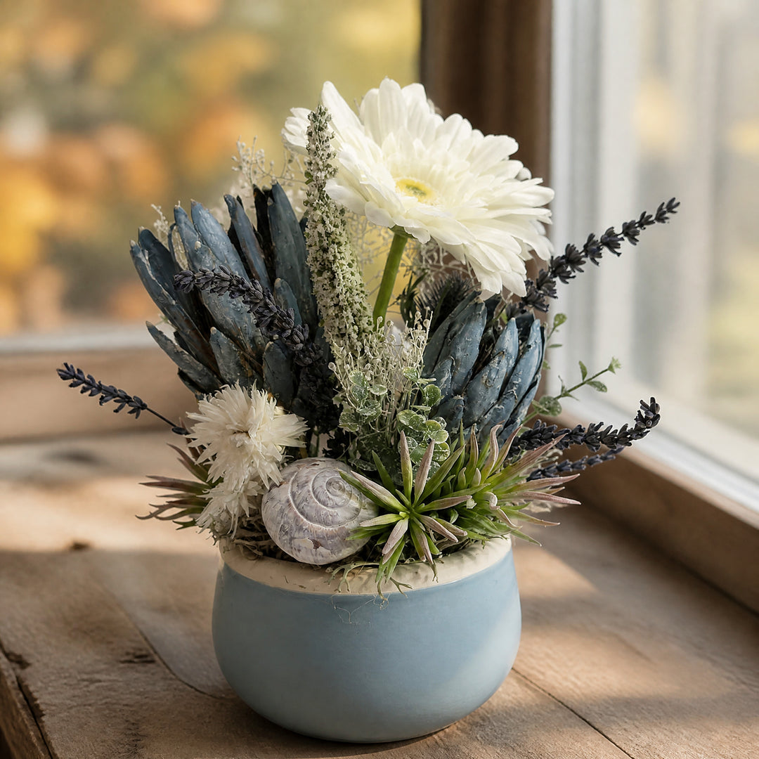 Szene Herbstgesteck Tischgesteck Gerbera Lavendel Protea blau weiß