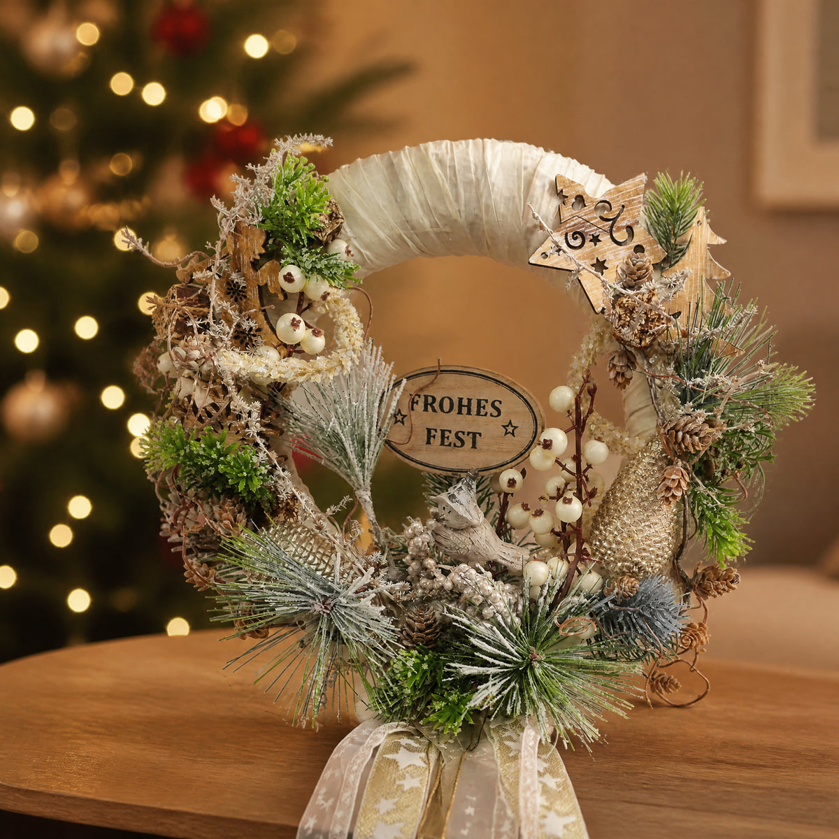 Szene Weihnachtskranz Türkranz Türschmuck Zapfen Beeren Sterne Tanne creme