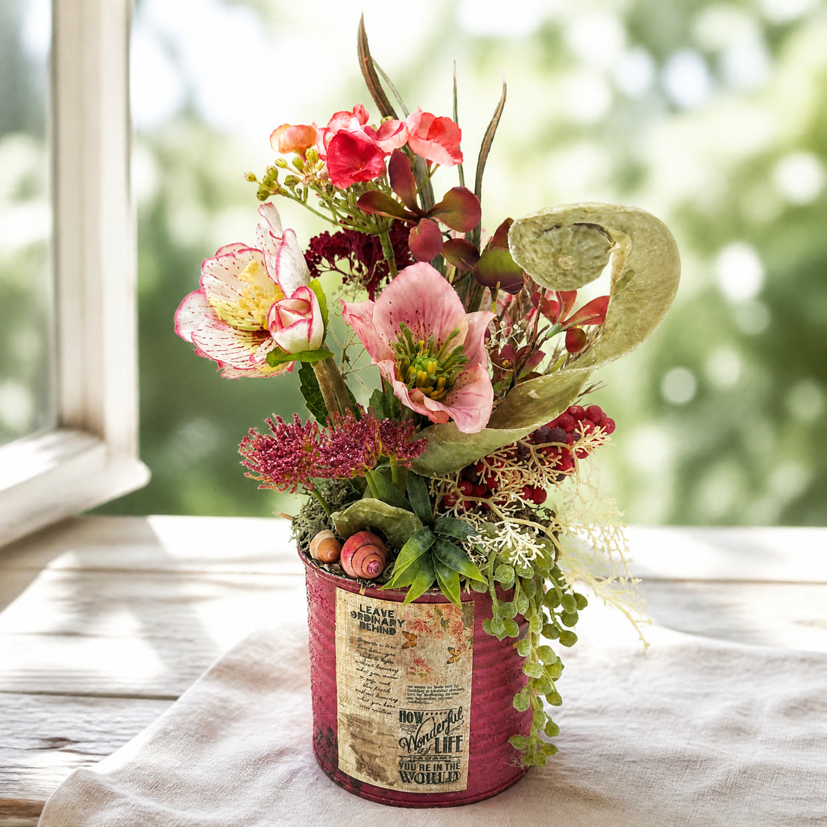 Szene Tischgesteck Sommergesteck Christrose Schnecken Beeren Gräser rosa grün
