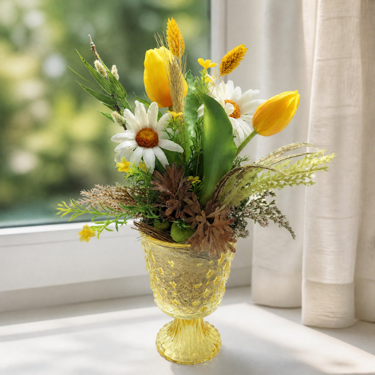 Szene Frühlingsgesteck Tulpen Margeriten Kätzchen Gräser gelb weiß