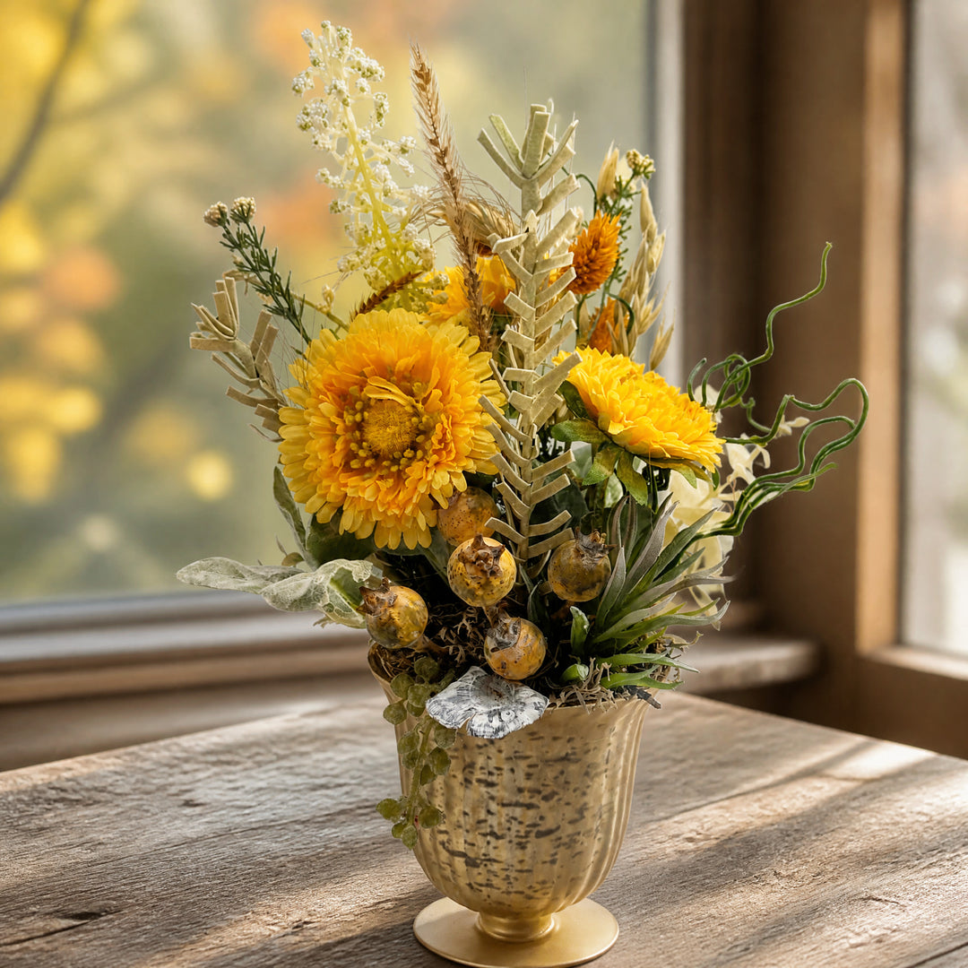 Szene Herbstgesteck Chrysantheme Getreide Gräser gelb grün im Pokal