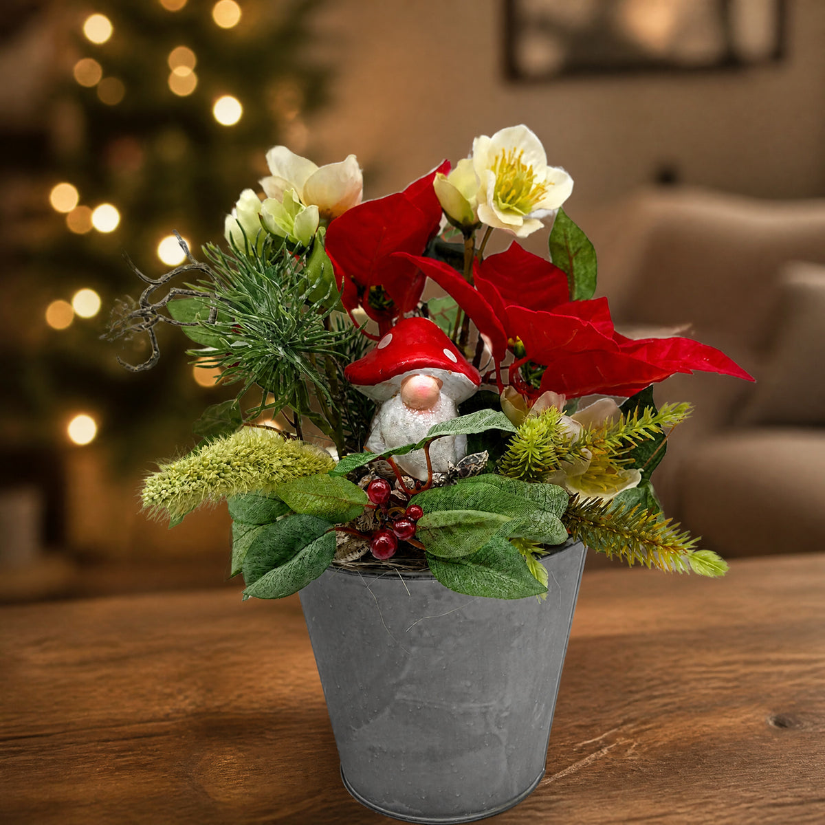 Szene Weihnachtsgesteck Wintergesteck Weihnachtsstern Christrose Wichtel rot