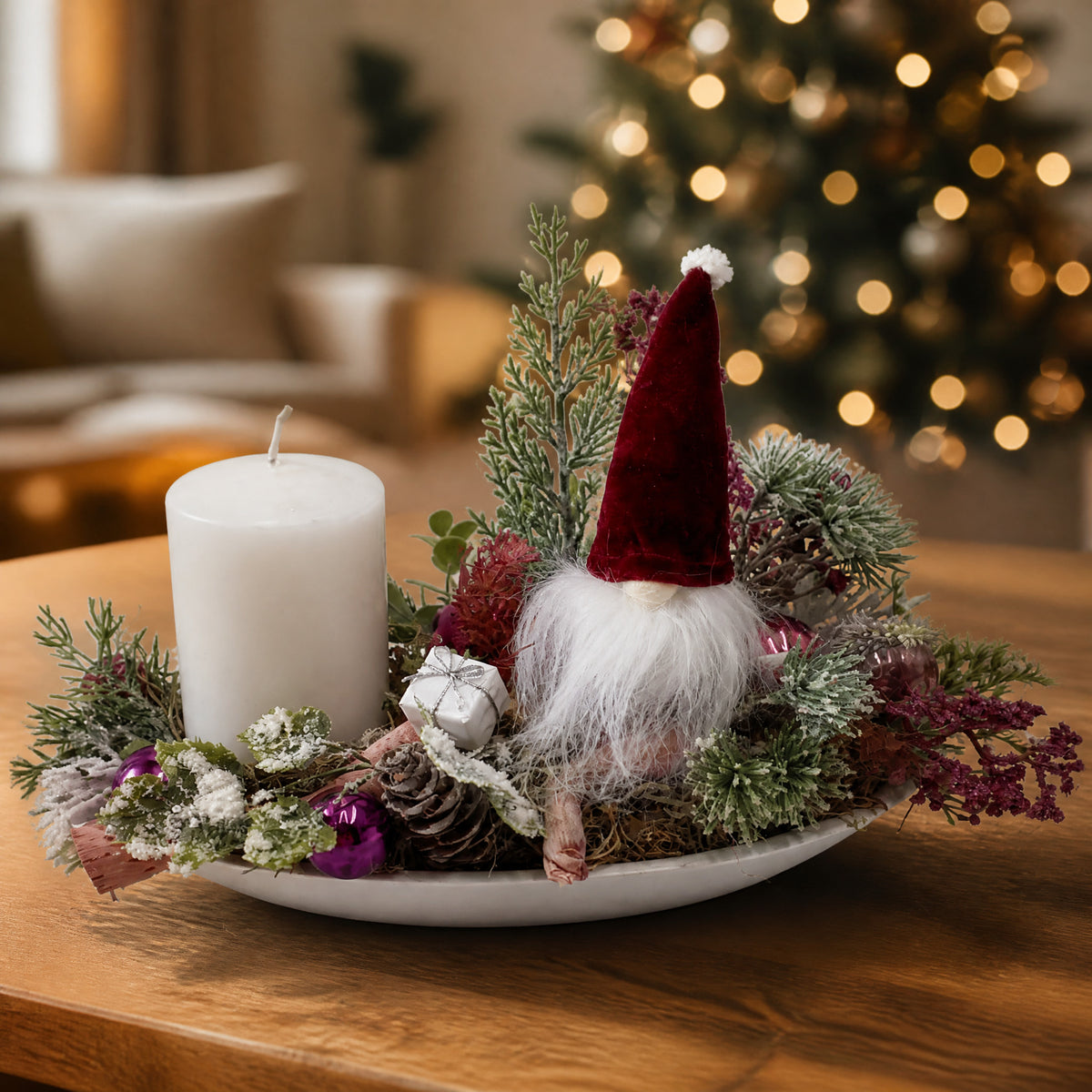 Szene Weihnachtsgesteck Adventsgesteck Wichtel Kerze Zapfen Tanne rosa weiß