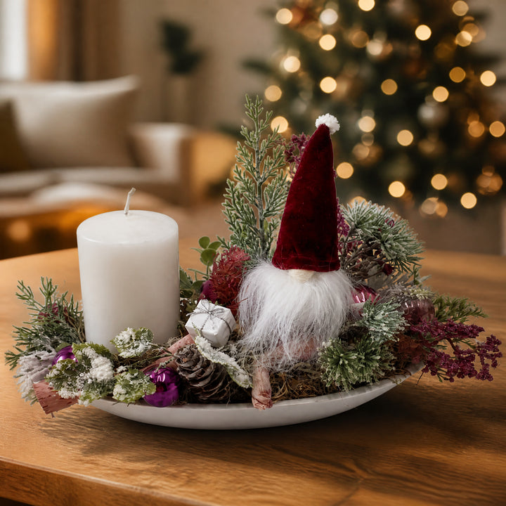 Szene Weihnachtsgesteck Adventsgesteck Wichtel Kerze Zapfen Tanne rosa weiß