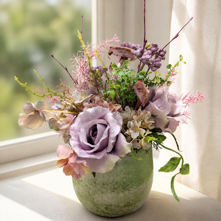 Szene Tischgesteck Frühlingsgesteck Rosen Hortensien Beeren lila rosa