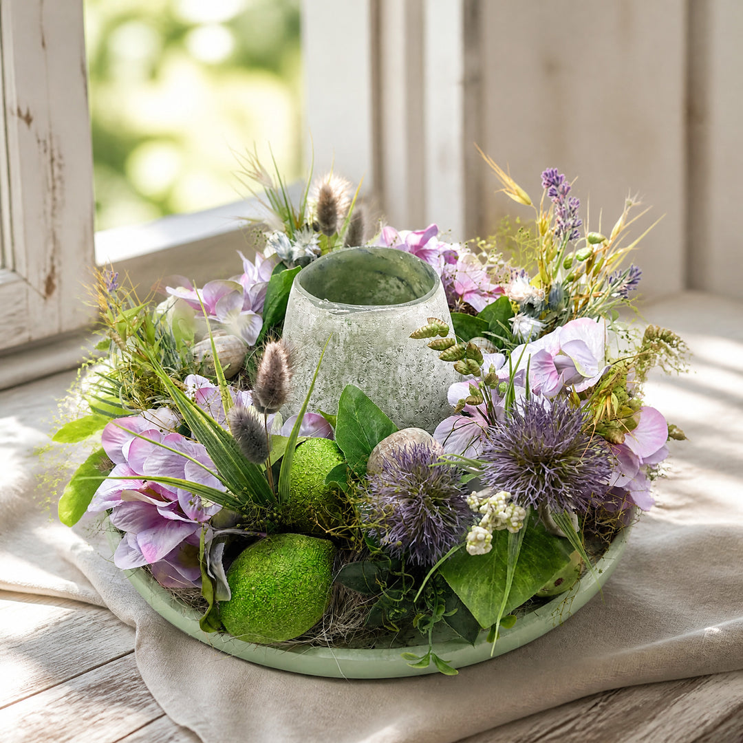 Szene Sommergesteck Tischgesteck Hortensie Limonen Distel lila grün