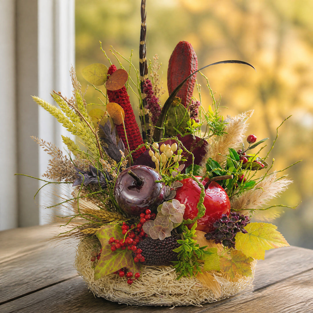 Szene Kunstblumengesteck Herbstgesteck Äpfel Mais Beeren Efeu rot lila