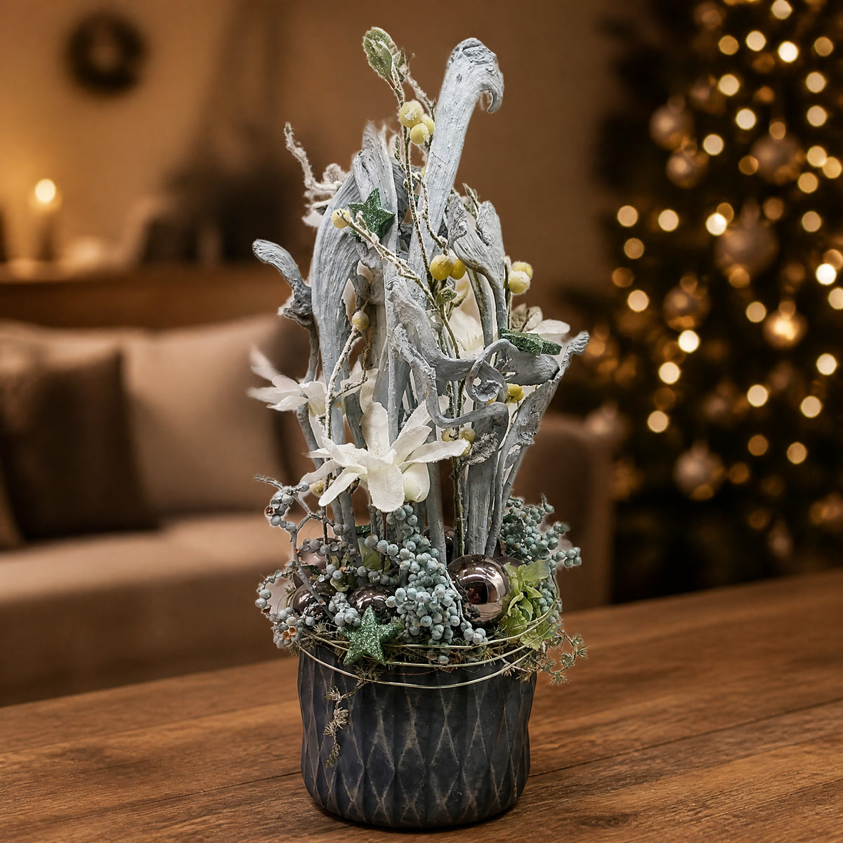 Szene Wintergesteck Weihnachtsgesteck Magnolien Beeren weiß anthrazit