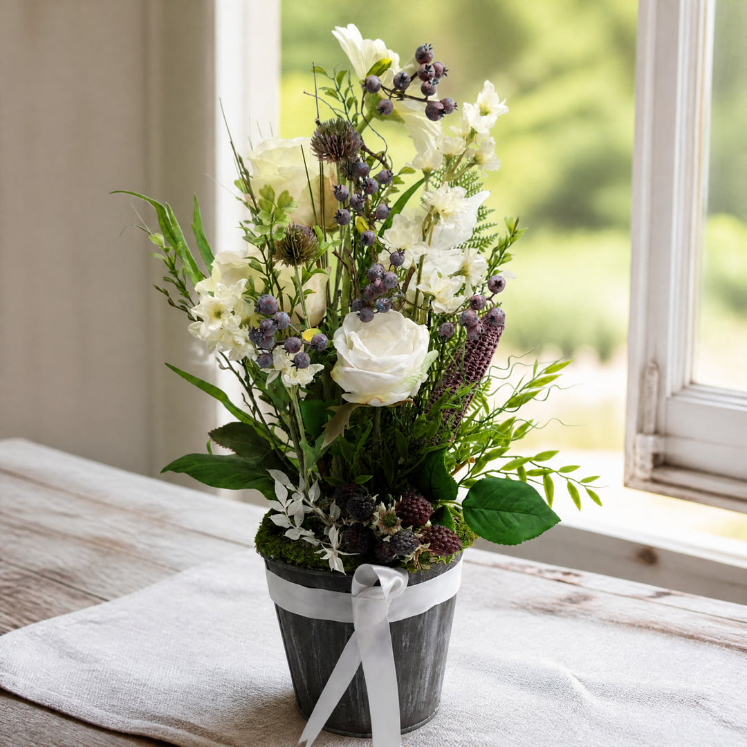 Szene Tischgesteck Sommergesteck Rosen Beeren Blüten Gräser weiß lila