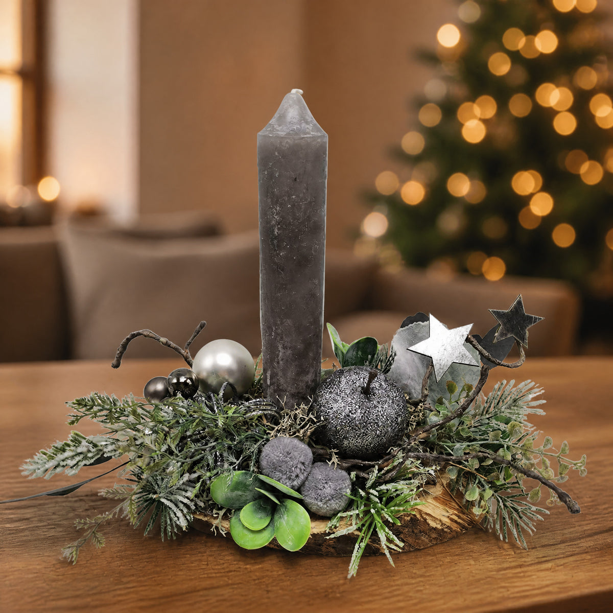 Szene Weihnachtsgesteck Adventsgesteck Kerze Sterne Apfel grau silber