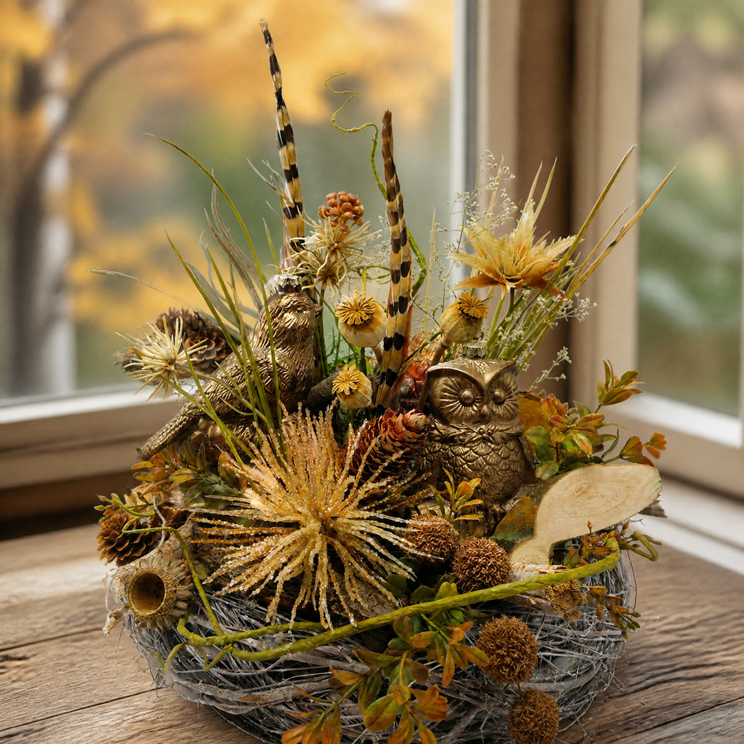 Szene Seidenblumengesteck Herbstgesteck Tischgesteck Eule Vogel Federn Gräser