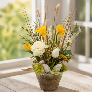 Szene Ostergesteck Tulpen Ranunkeln Eier Gräser weiß gelb