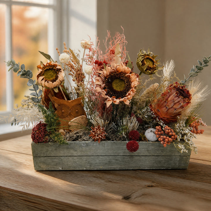 Szene Herbstgesteck Eule Sonnenblumen Beeren Gräser orange apricot