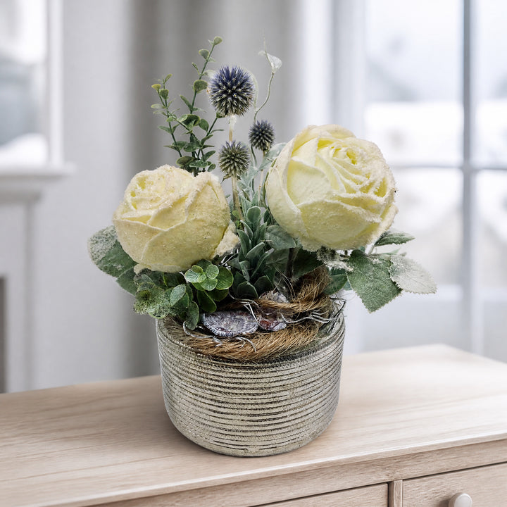 Szene Seidenblumengesteck Wintergesteck Eis-Rosen Distel Gräser weiß creme