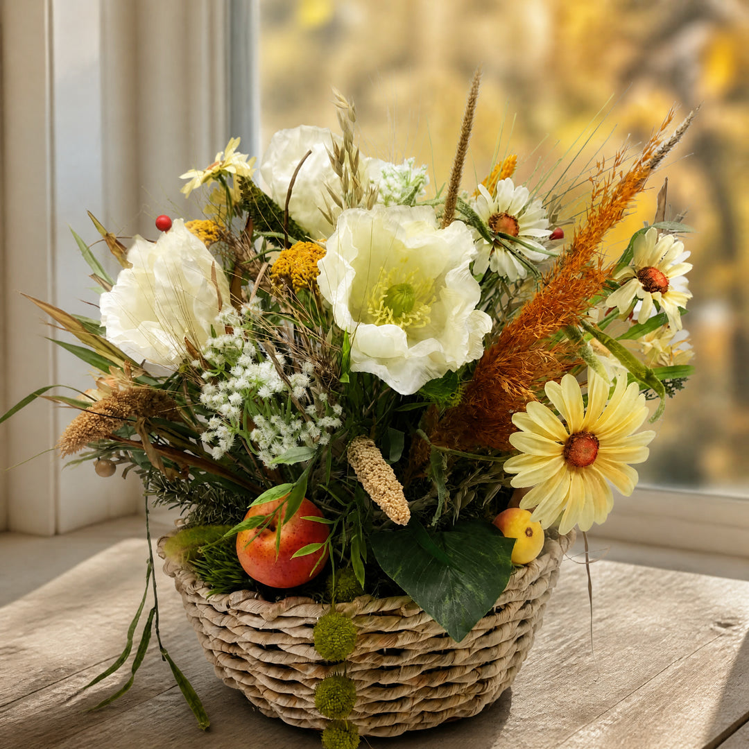 Szene Herbstgesteck Korb Mohnblüten Margeriten Gräser Apfel creme orange