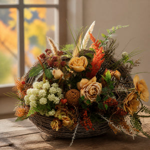 Szene Herbstgesteck Rosen Magnolie Banksia Beeren Gräser apricot orange