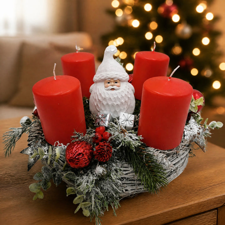 Szene Weihnachtsgesteck Adventskranz Weihnachtsmann Kerzen Zapfen rot weiß
