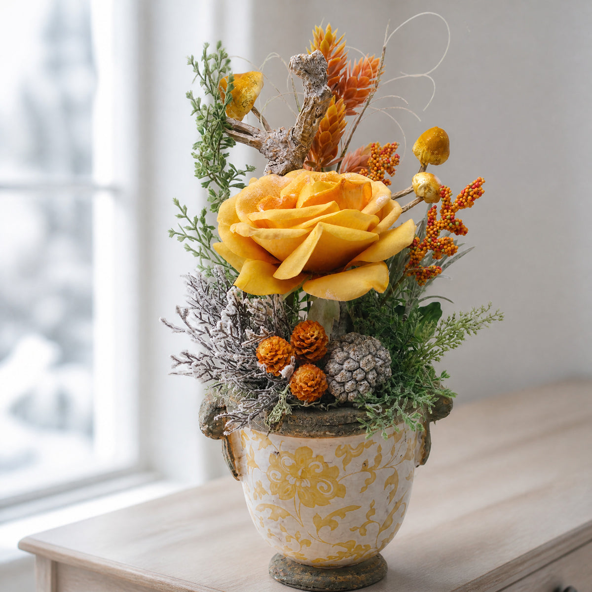 Szene Seidenblumengesteck Wintergesteck Rose Pilze Zapfen Beeren gelb orange