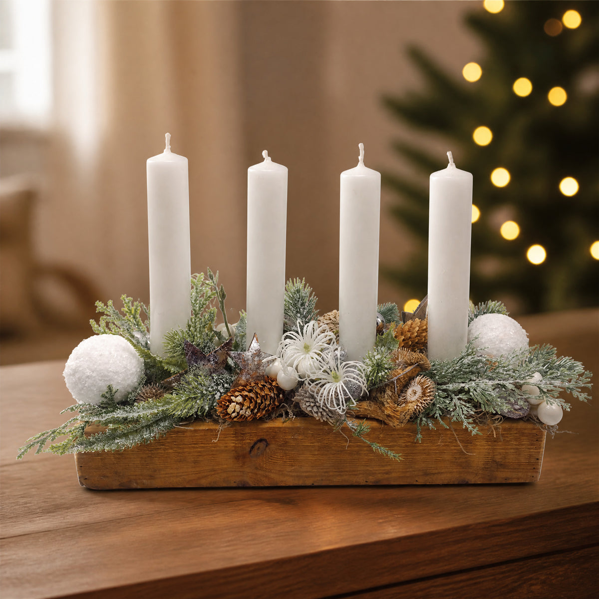 Szene Weihnachtsgesteck Adventsgesteck Holzkasten Kerzen Zapfen Sterne weiß