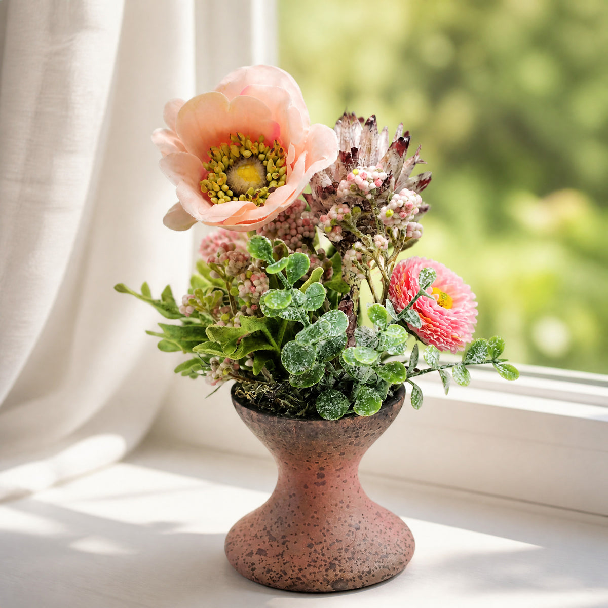 Szene Seidenblumengesteck Frühlingsgesteck Anemone Bellis Eukalyptus rosa