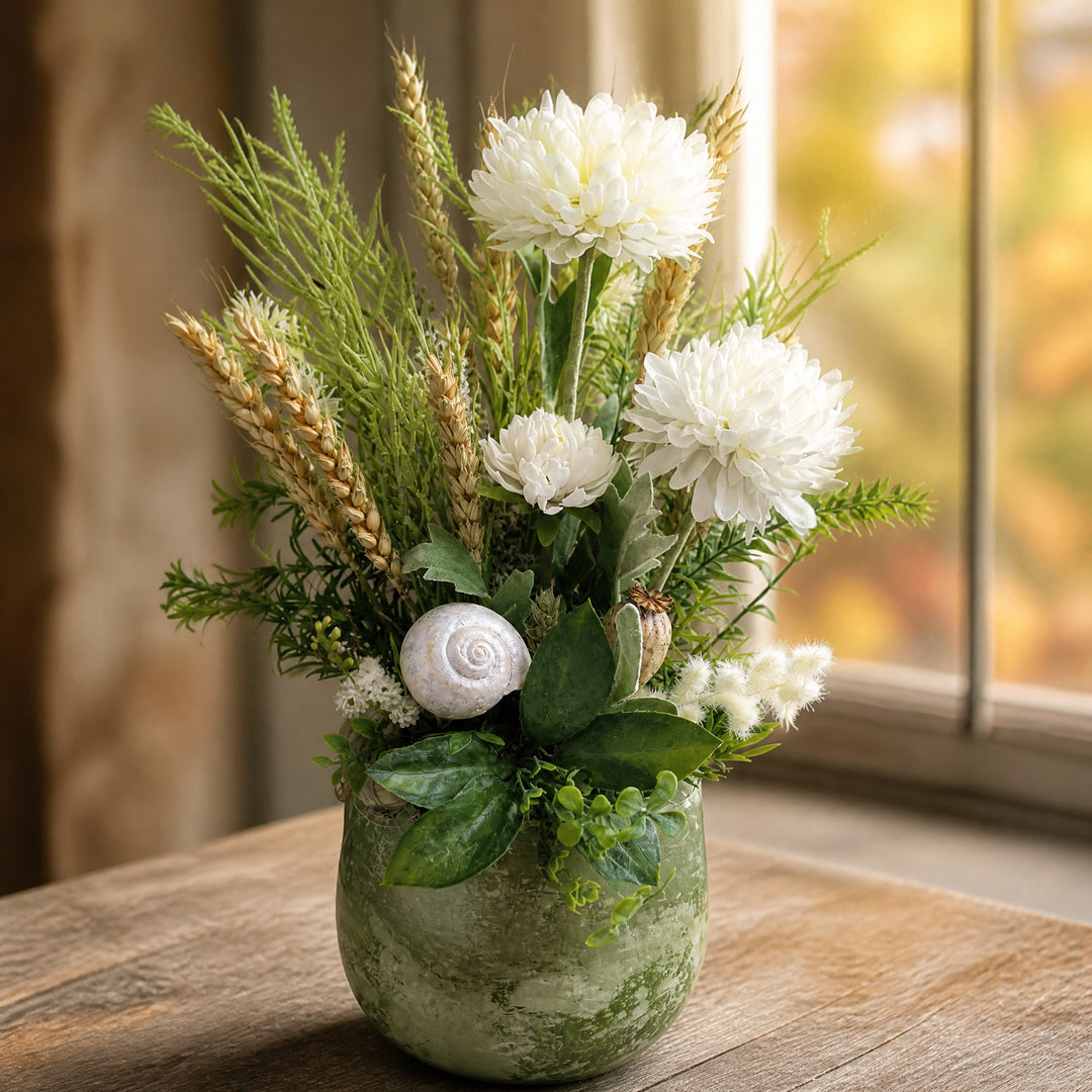 Szene Herbstgesteck Chrysantheme Schnecke Getreide Gräser weiß grün