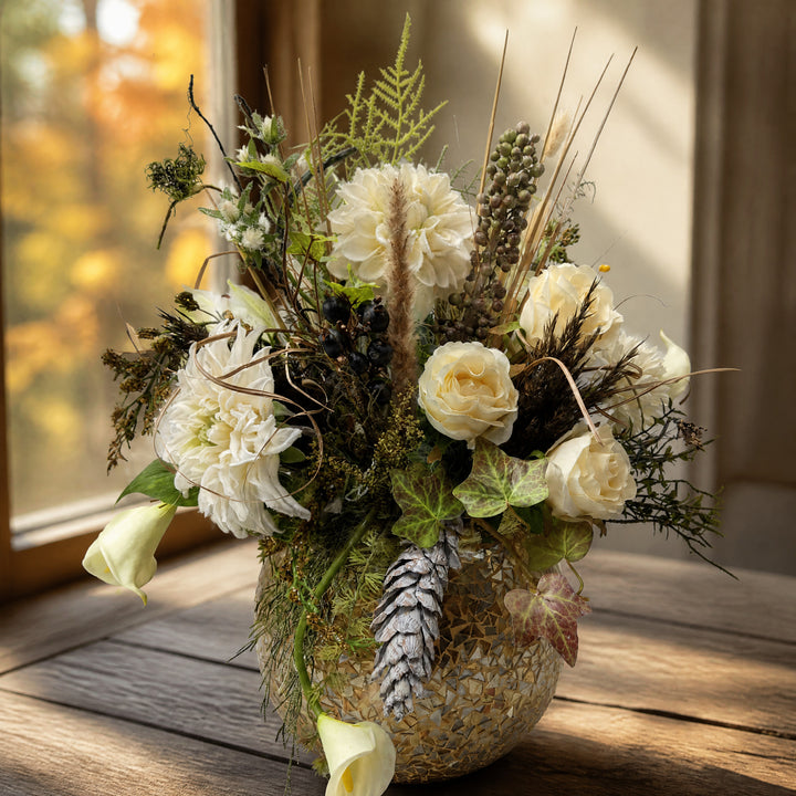 Szene Herbstgesteck Zapfen Calla Rosen Chrysantheme Beeren Gräser creme grün