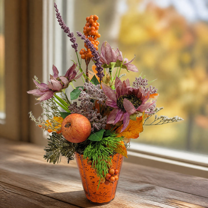 Szene Tischgesteck Herbstgesteck Sonnenblumen Apfel Sanddorn lila orange