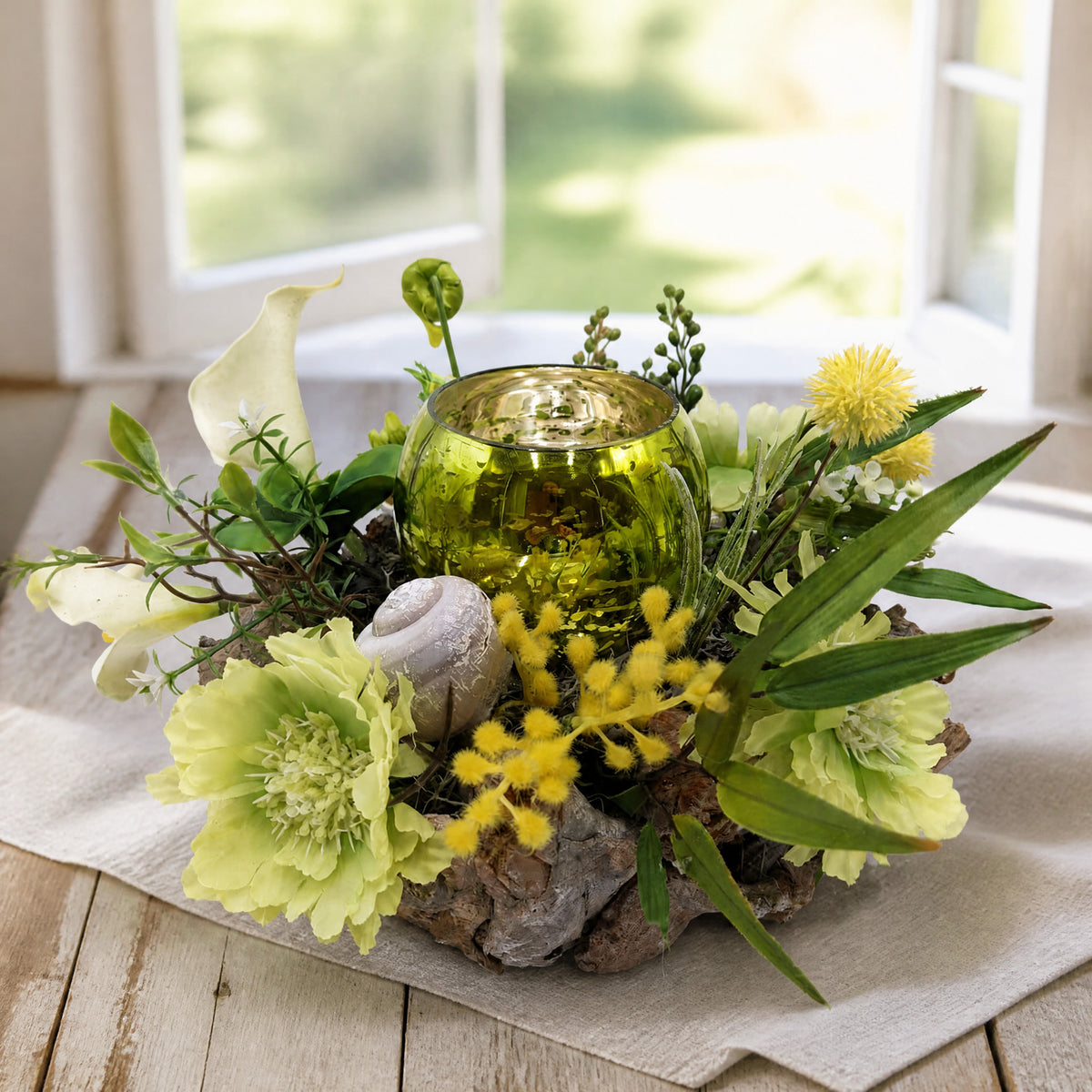 Szene Tischgesteck Sommergesteck Windlicht Calla Mimose Schnecke Gräser grün gelb
