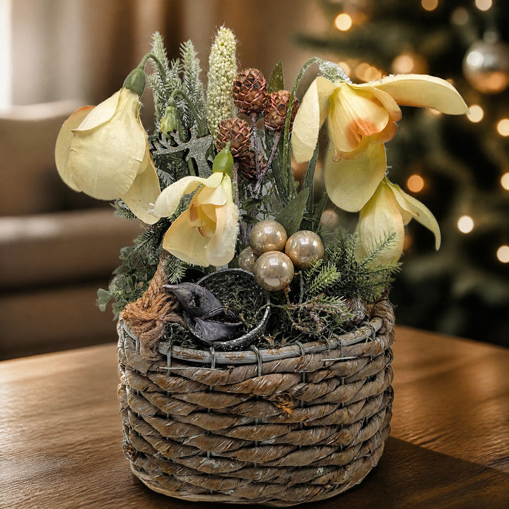 Szene Weihnachtsgesteck Wintergesteck Knotenblumen Kugeln Zapfen creme grün