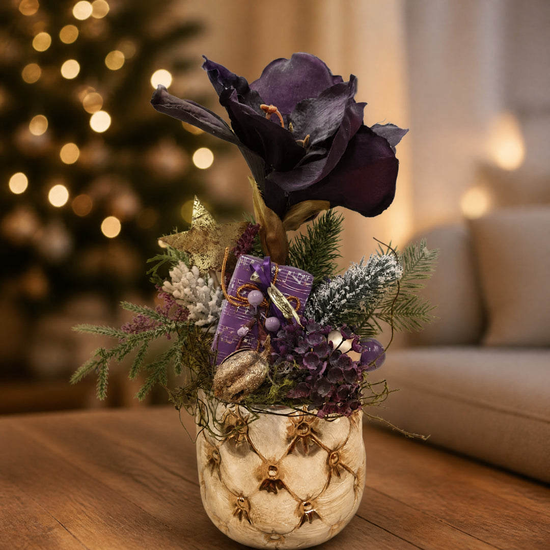 Szene Wintergesteck Amaryllis Tanne Stern Kugel Geschenk lila gold