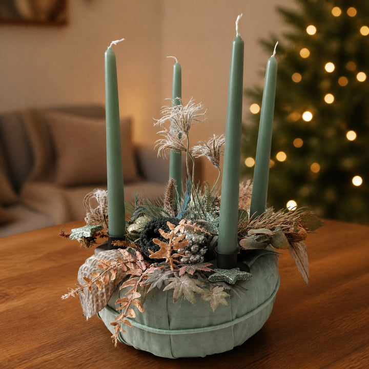 Szene Weihnachtsgesteck Adventskranz Kerzen Sterne Beeren mint silber