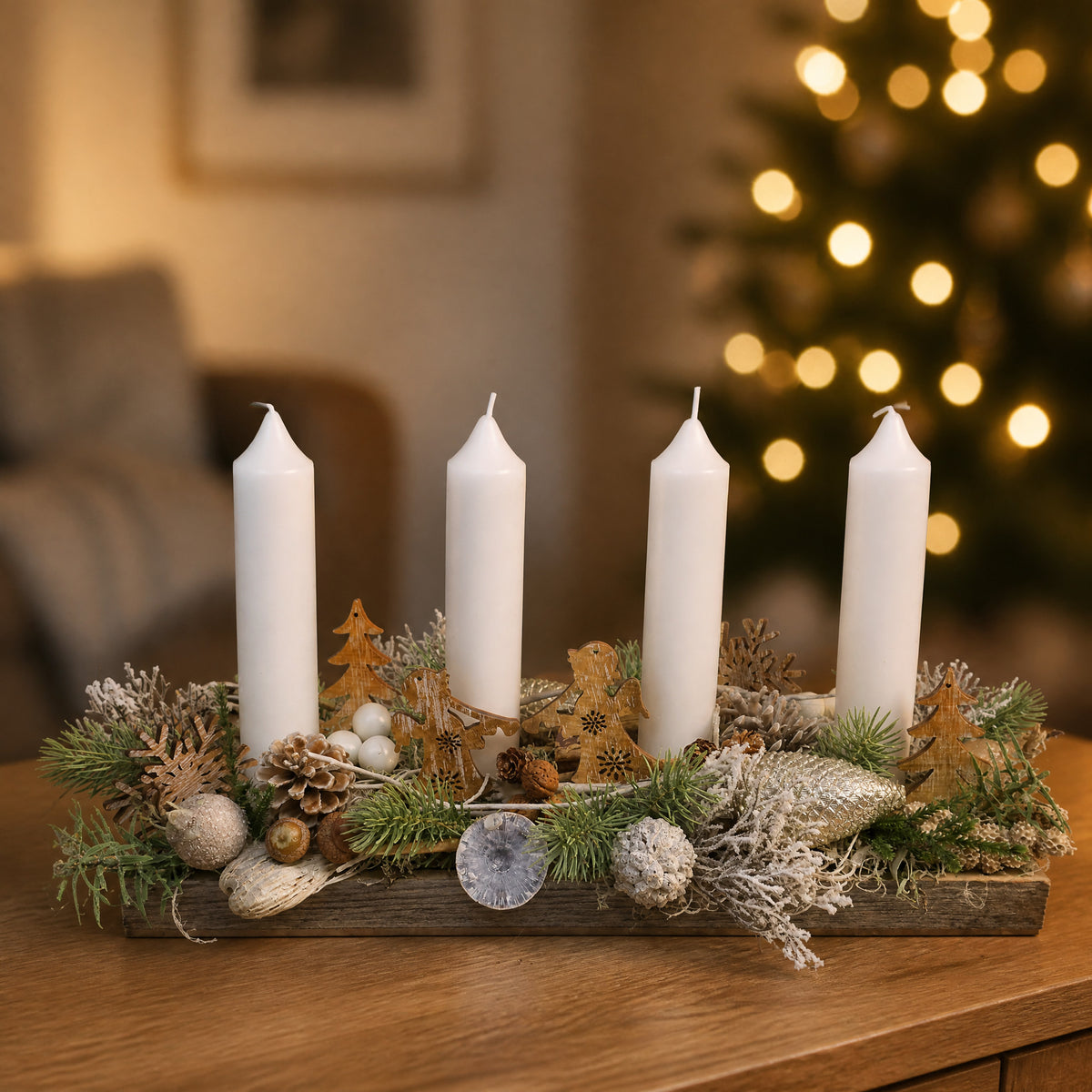 Szene Adventsgesteck Weihnachtsgesteck Kerzen Engel Zapfen Nüsse weiß braun