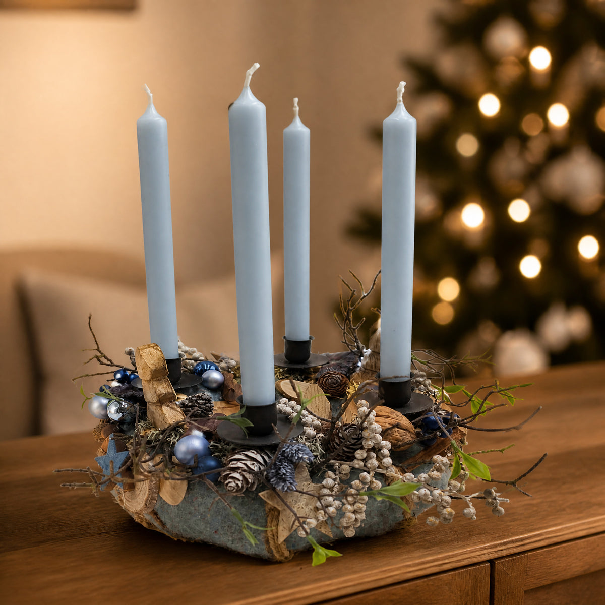 Szene Weihnachtsgesteck Adventskranz Zapfen Sterne Kerzen hellblau creme natur