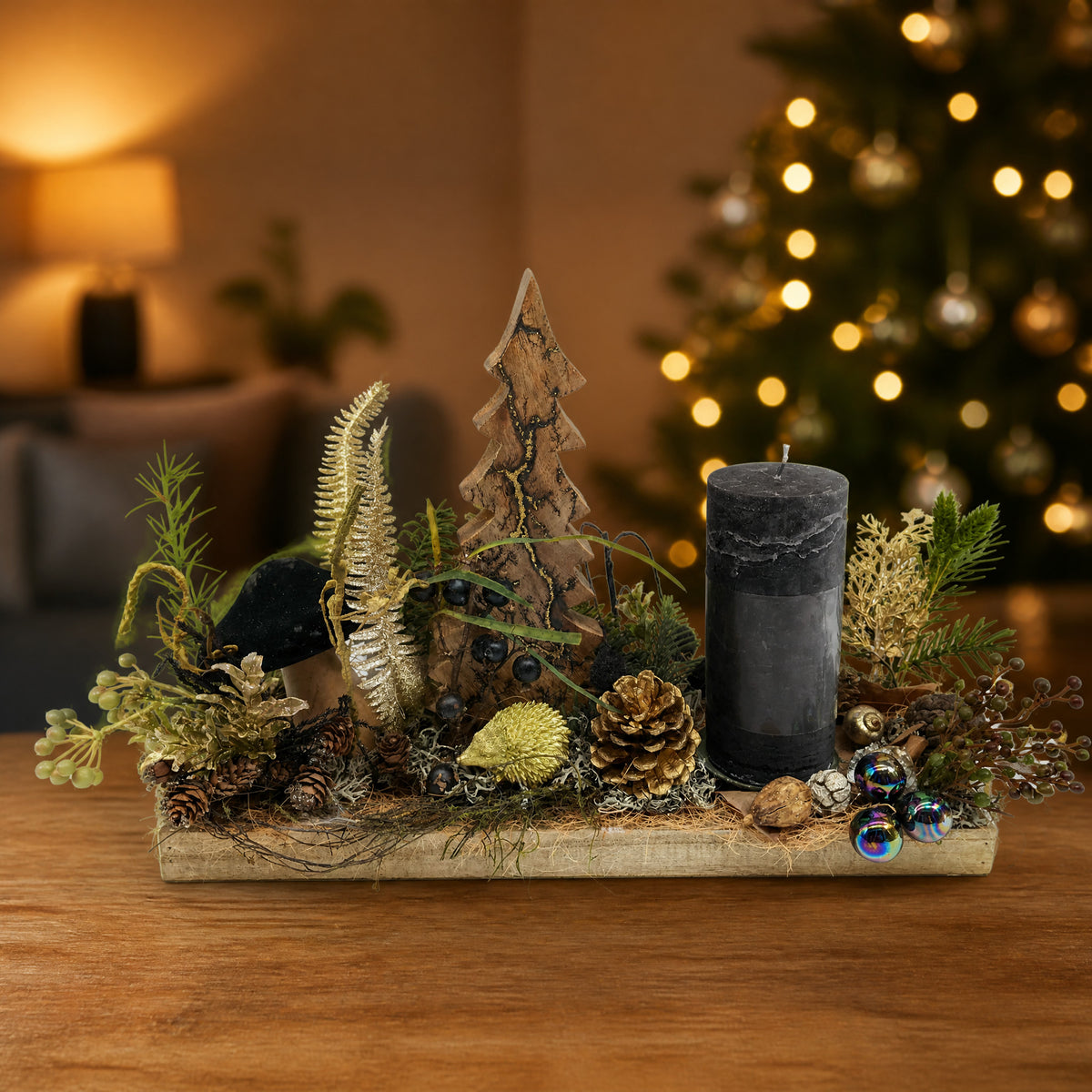 Szene Weihnachtsgesteck Adventsgesteck Tannenbaum Igel Pilz Kerze schwarz gold