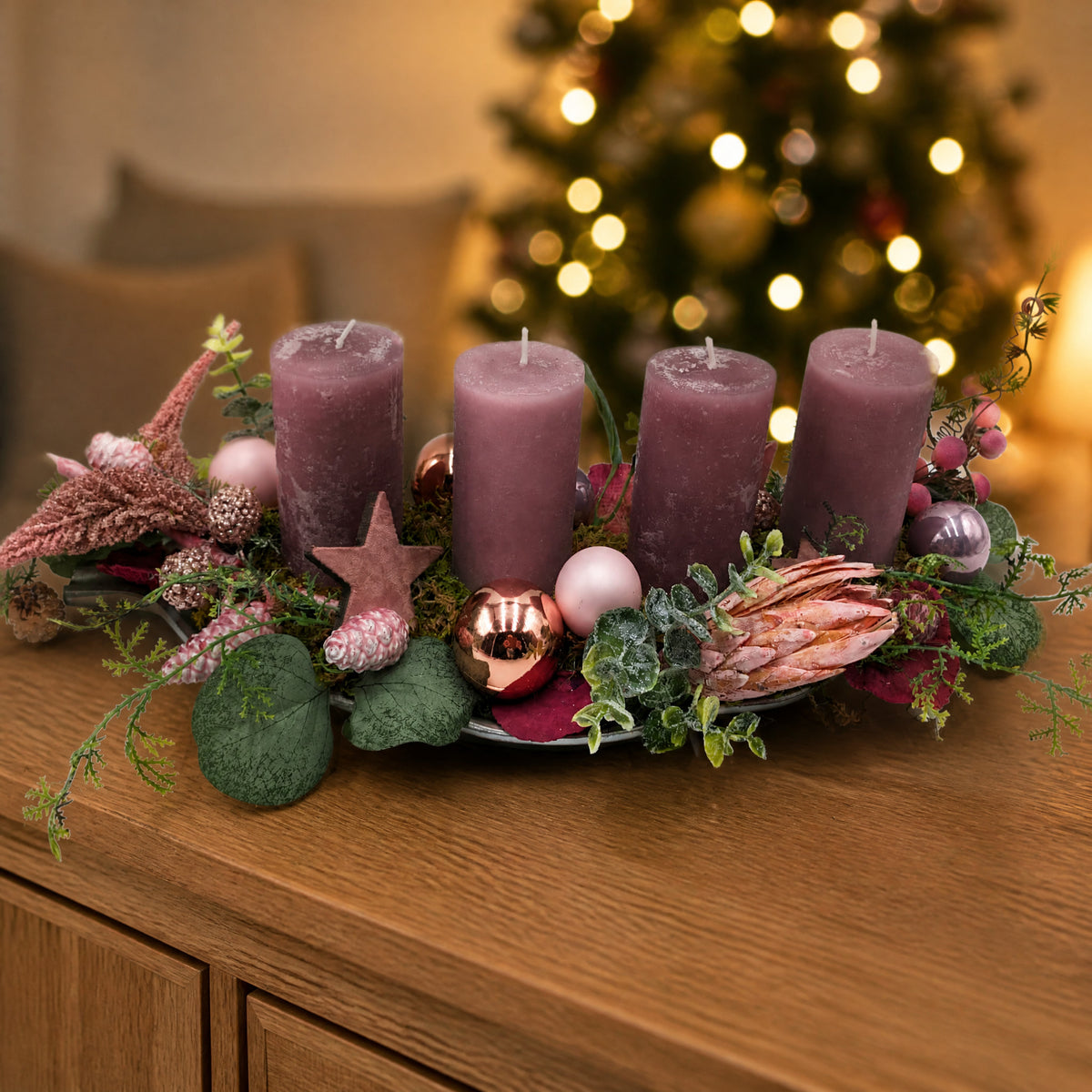Szene Weihnachtsgesteck Adventsgesteck Tischgesteck Kerzen Kugeln altrosa grün