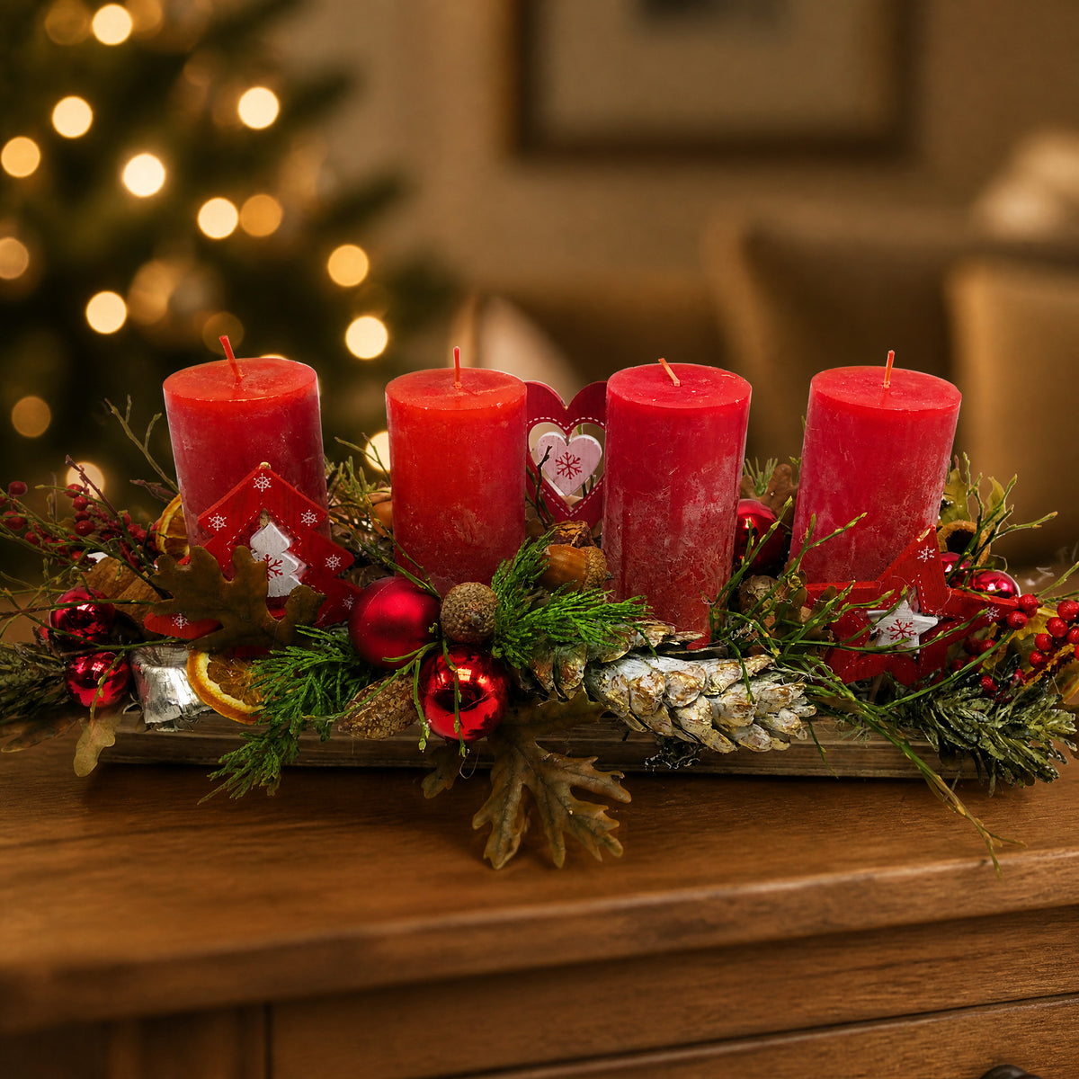 Szene Adventsgesteck Weihnachtsgesteck Kerzen Kugeln Zapfen Herz rot grün