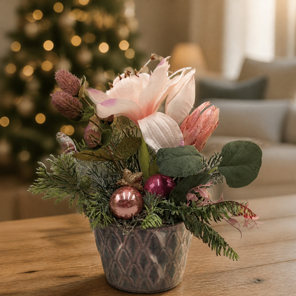 Szene Weihnachtsgesteck Wintergesteck Tischgesteck Amaryllis Kugeln rosa grün