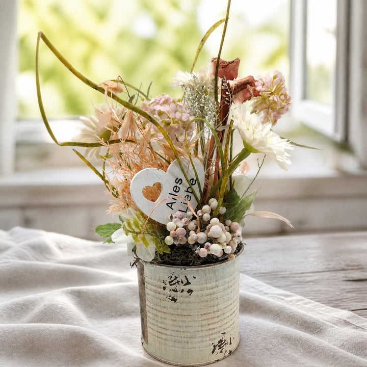Szene Tischgesteck Herz "Alles Liebe" Gerbera Beeren Gräser creme rosa