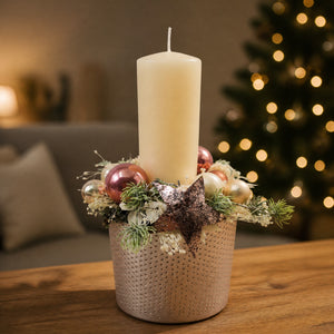 Szene Weihnachtsgesteck Adventsgesteck Kerze Kugeln Stern rosa creme