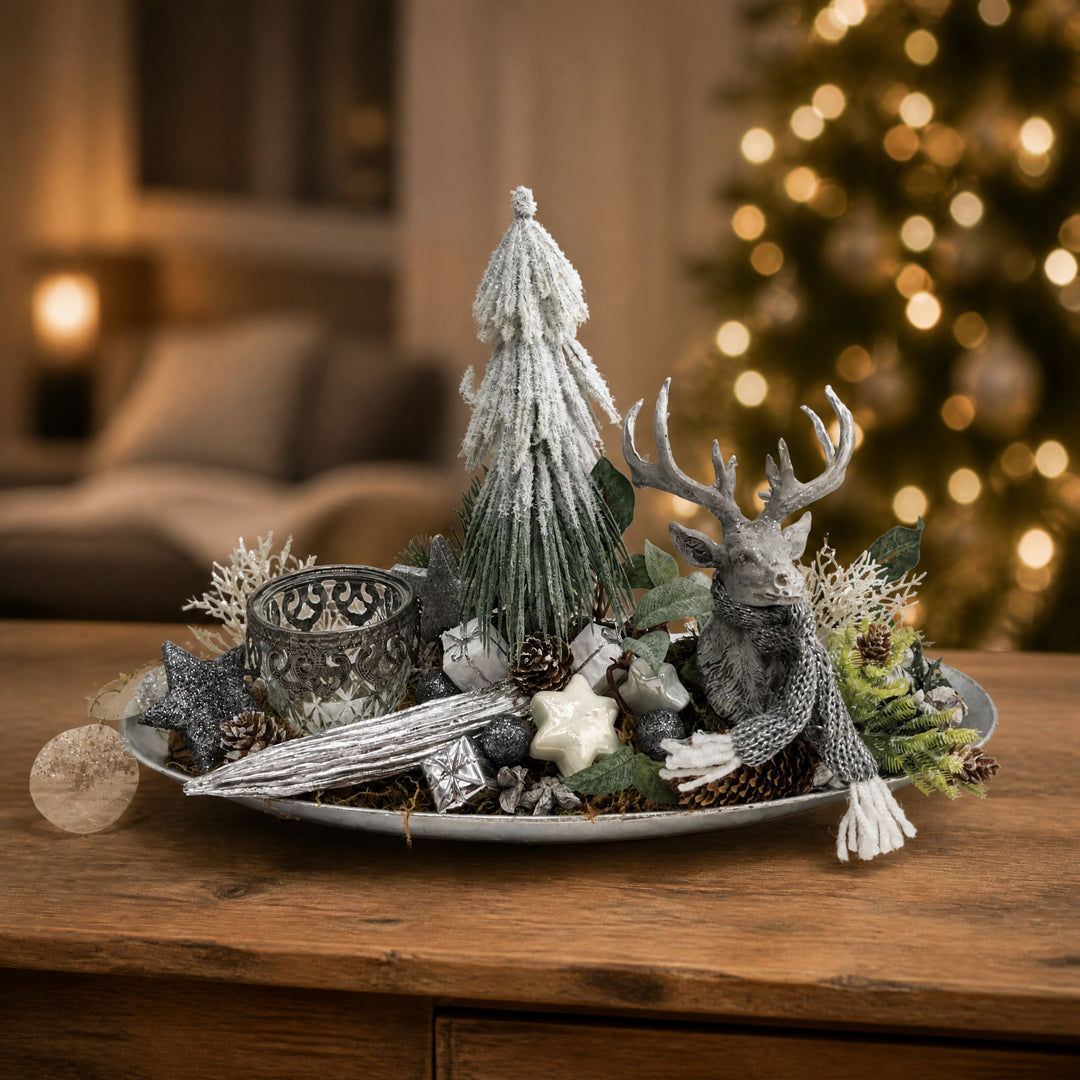Szene Weihnachtsgesteck Tischgesteck Hirsch Teelicht Bäumchen silber grün